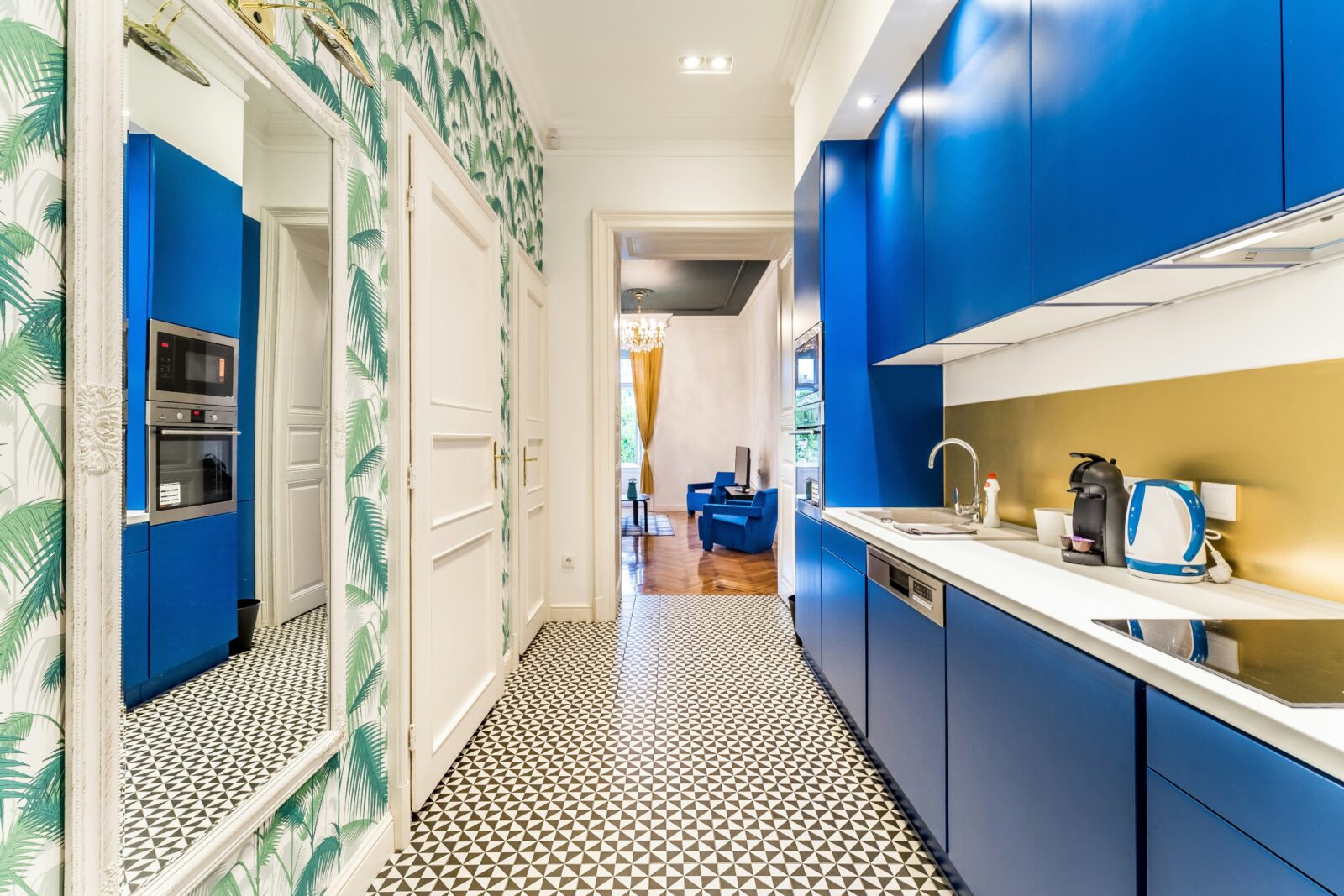 Móveis de cozinha em tom azul garrido combinado com traça antiga