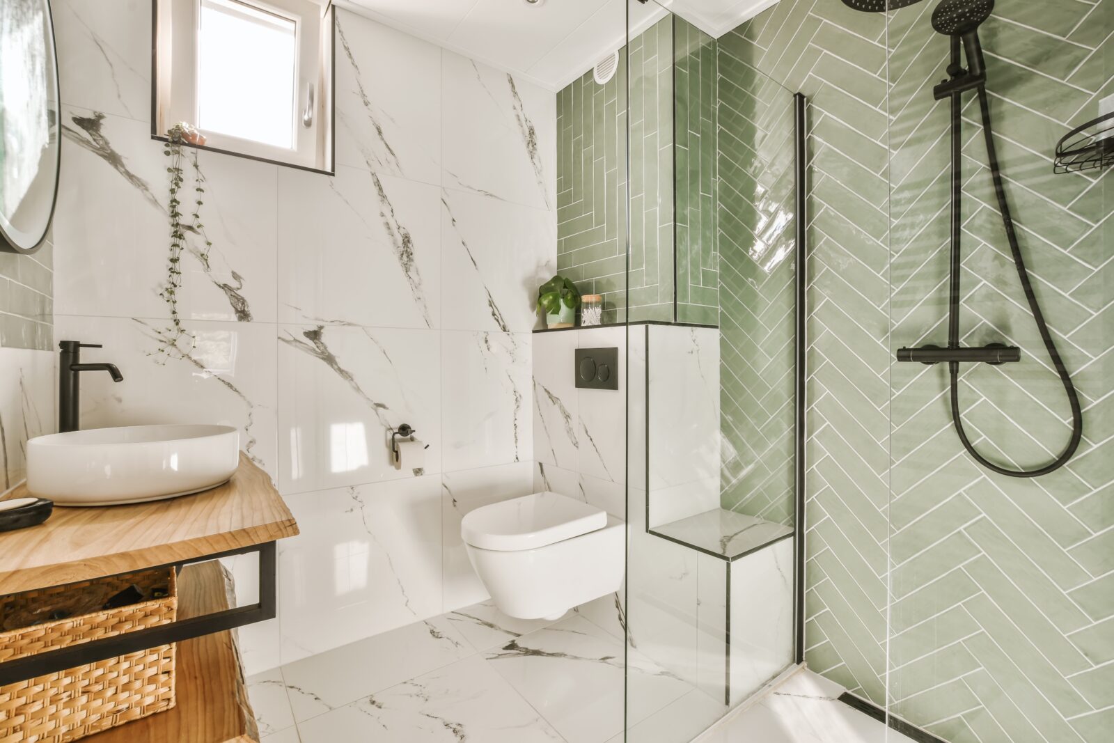 Casa de banho com tons de azulejo verde e branco